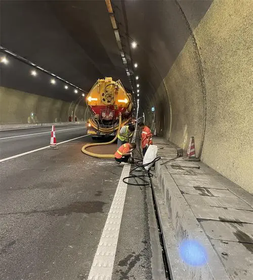 瑞金隧道排水渠清淤